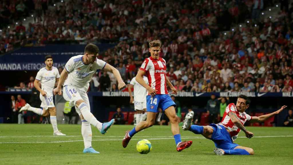 Luka Jovic dispara a portería del Atlético de Madrid