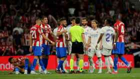 Soto Grado habla con los jugadores del Real Madrid y el Atlético de Madrid