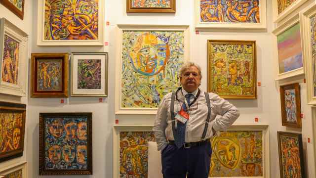 El pintor y galerista Pedro Ramón Jiménez, Ultramaro, durante la exposición de arte BADA Madrid