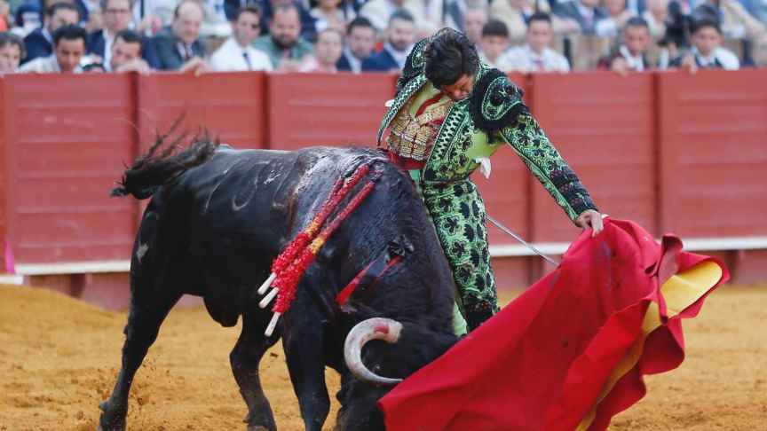 Morante torea con la muleta en Sevilla.