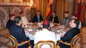 El ministro de Exteriores y Pedro Sánchez, junto Mohamed VI, durante la cena que mantuvieron en Rabat tras retomar relaciones.