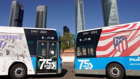 Imagen de los autobuses eléctricos de la EMT en los que viajarán el Real Madrid y el Atlético.