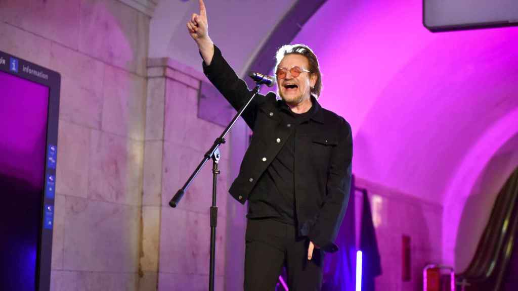 Bono y The Edge, de U2, ofrecen un concierto en el metro de Kiev en solidaridad con Ucrania este domingo 8 de mayo