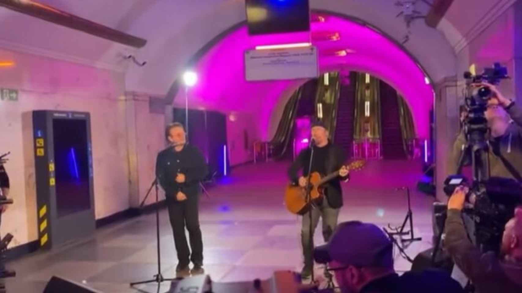 Bono y The Edge ofrecen un concierto en el metro de Kiev