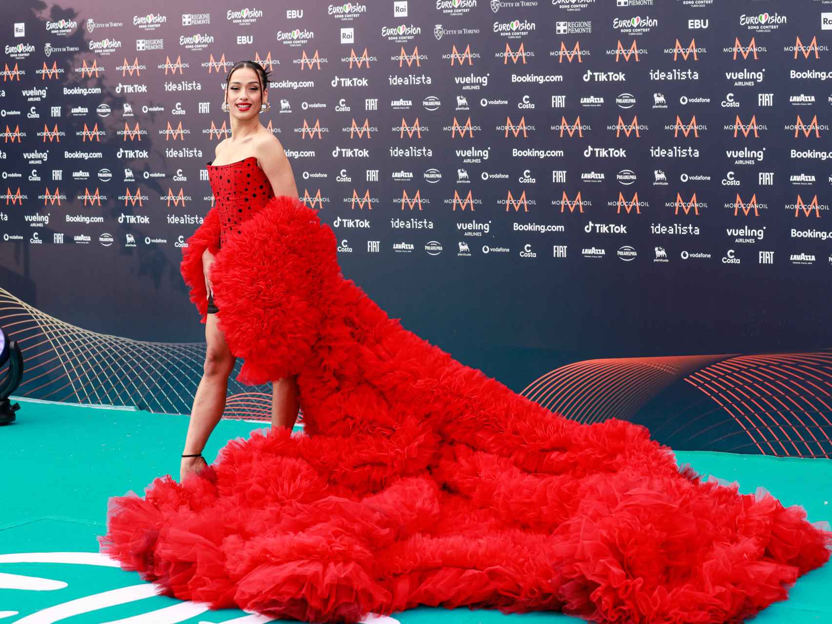 La cantante con un espectacular diseño en rojo muy flamenco.