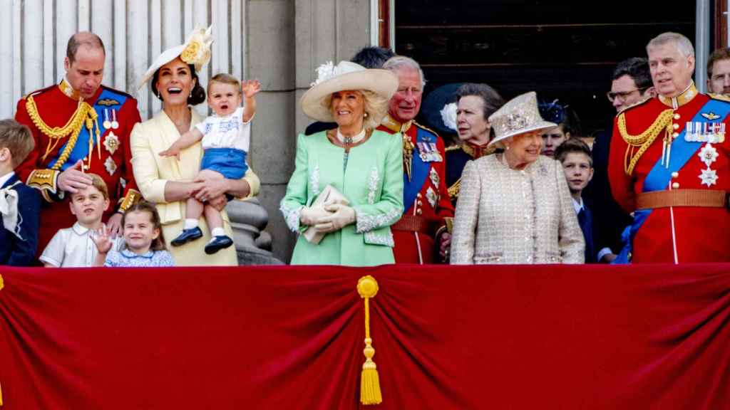 El príncipe Andrés junto al resto de la Familia Real británica en el balcón.