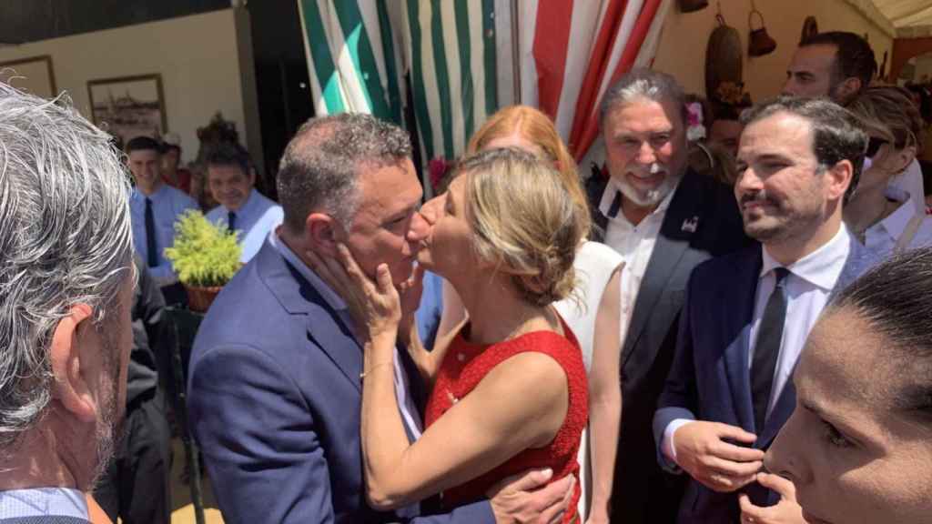 La vicepresidenta del Gobierno Yolanda Díaz besa a Juan Antonio Delgado en la Feria de Abril de Sevilla.