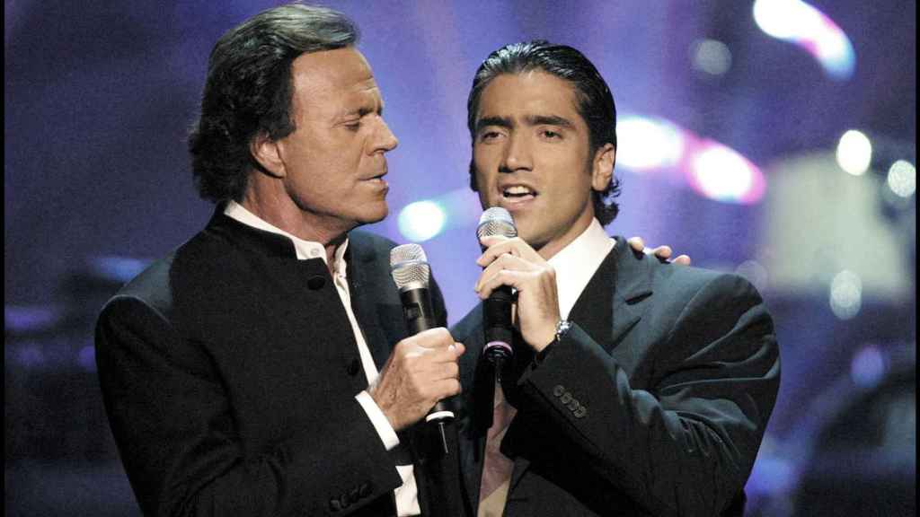 Julio Iglesias con el cantante Vicente Fernández.
