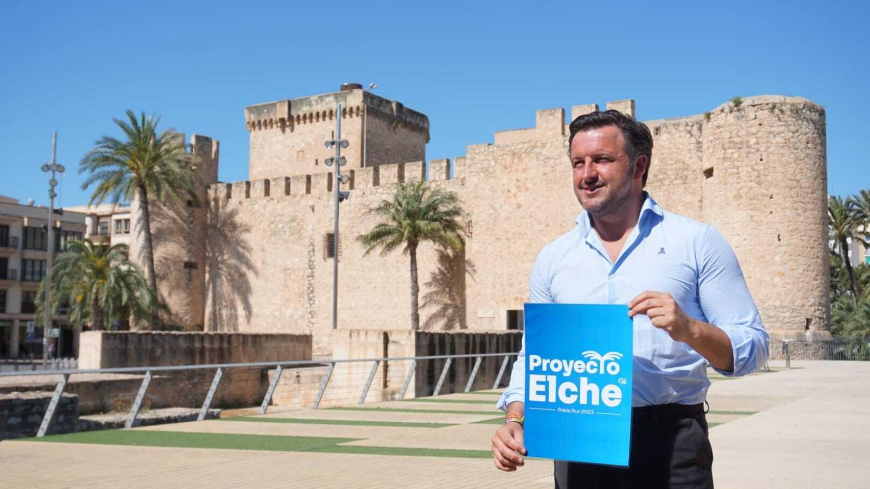 El candidato Pablo Ruz da por iniciada la campaña a falta de un año con una medida propia de la