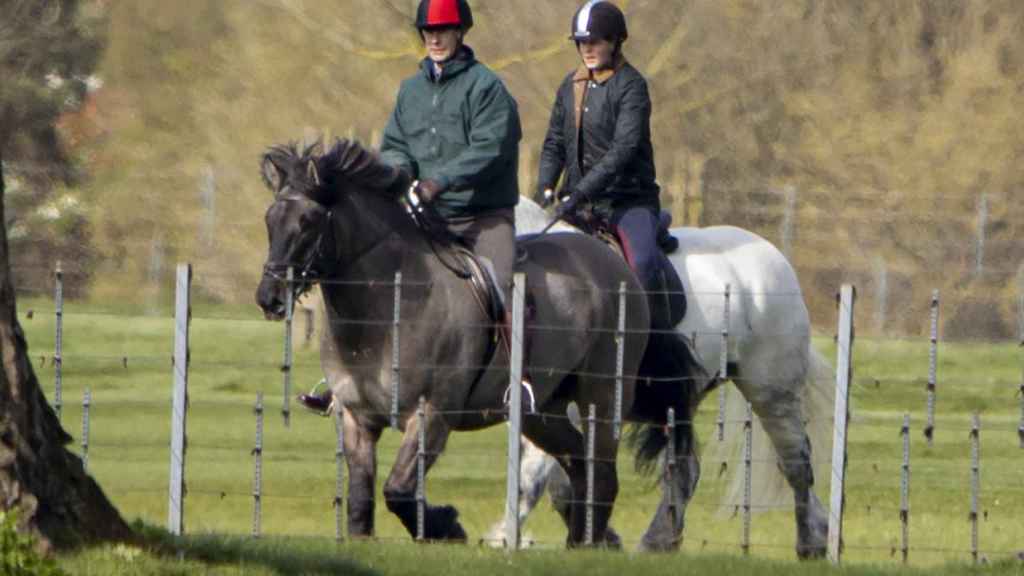 Lady Louise a caballo con su padre, el príncipe Eduardo.