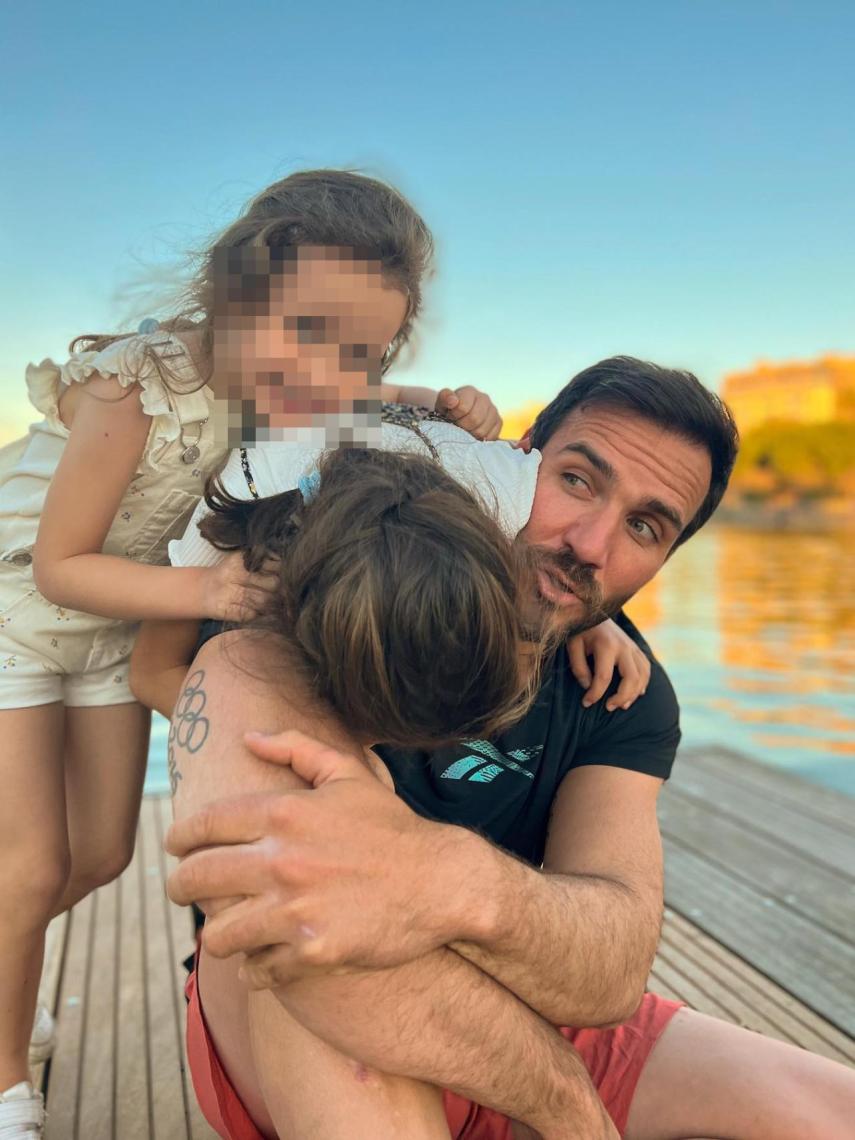 Saúl Craviotto junto a sus hijas, Valentina y Alejandra.