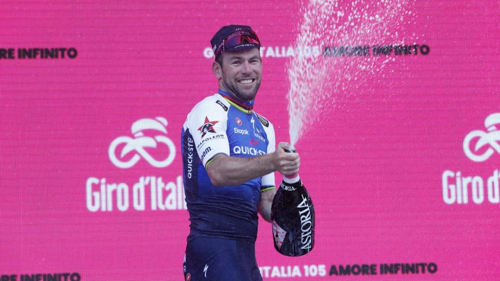 Mark Cavendish celebrando una victoria en el Giro de Italia 2022