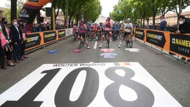 El homenaje del pelotón del Giro de Italia de 2021 a Wouter Weylandt.