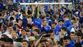 Los aficionados del Schalke 04 la lían en el Veltins Arena.