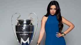 Camila Cabello con el trofeo de la Champions League.