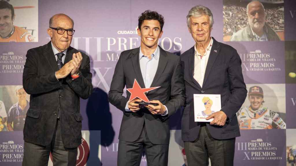El galardonado Marc Márquez, junto a  Carmelo Ezpeleta y Emilio de Villota