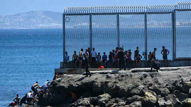 Un grupo de migrantes marroquíes en las inmediaciones de la valla de Ceuta en mayo de 2021