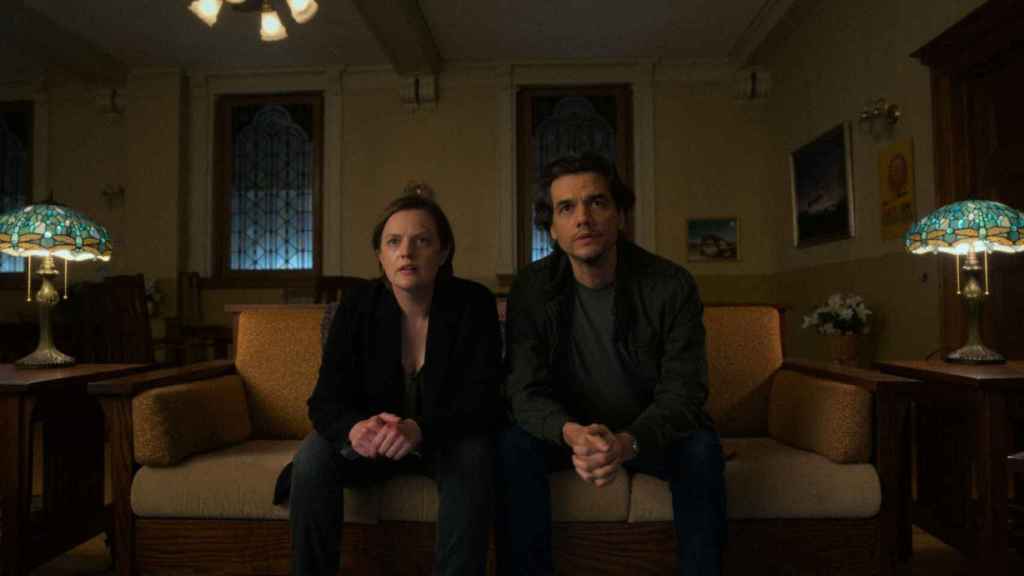 Elisabeth Moss and Wagner Moura in 'The Luminous'.