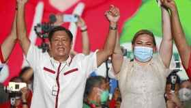 'Bongbong' Marcos, en un mitin junto a su candidata a vicepresidenta, Sara Duterte-Carpio, en Manila, Filipinas.