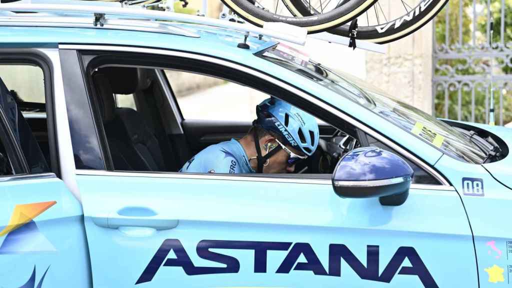 Miguel Ángel López. en el coche de Astana.
