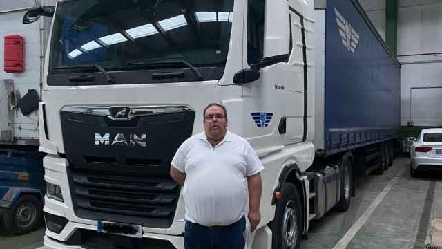 Antonio, frente a su camión, del que se bajará el próximo 25 de mayo para operarse en Turquía.