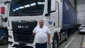 Antonio, frente a su camión, del que se bajará el próximo 25 de mayo para operarse en Turquía.