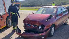 Un bombero observa el estado en el que ha quedado un coche tras un accidente ocurrido en la N-122 a su paso por Quintanilla de Onésimo (Valladolid)