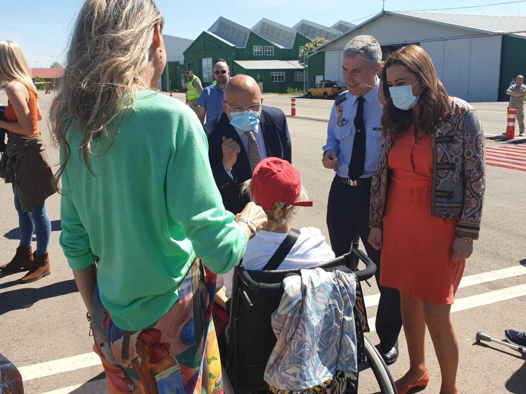 La delegada del Gobierno en Castilla y León, Virginia Barcones, durante su visita a la V Jornada de Vuelo Adaptado para usuarios del CRE de San Andrés del Rabanedo.