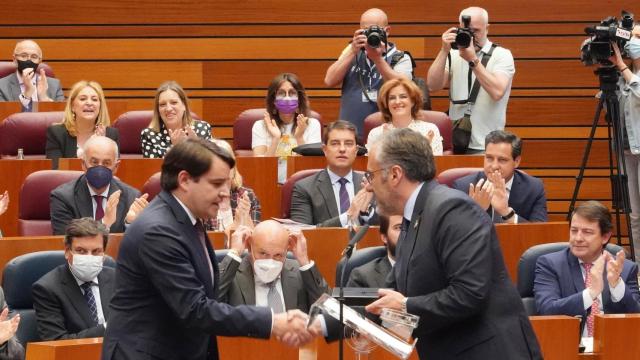 David Beltrán junto al presidente de las Cortes, Carlos Pollán