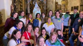 Las mujeres de Morales del Vino cargan a su patrona durante la romería del Cristo