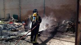 Incendio en un punto de recogida de residuos en El Puente de Sanabria