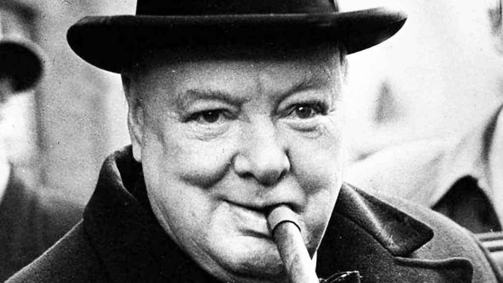Churchill con un puro en la boca