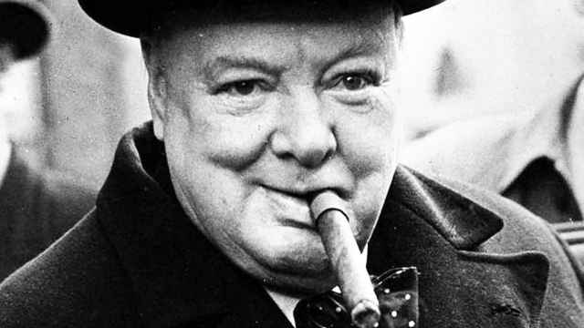 Churchill con un puro en la boca