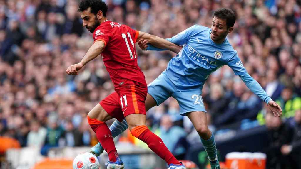 Mohamed Salah, en acción con Bernardo Silva