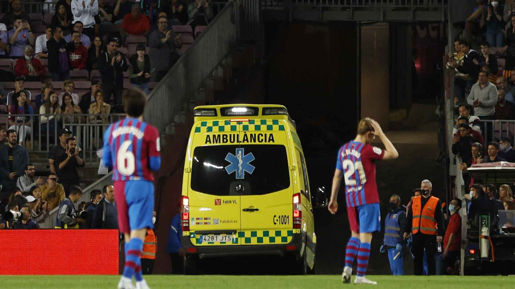 La ambulancia saliendo del Camp Nou