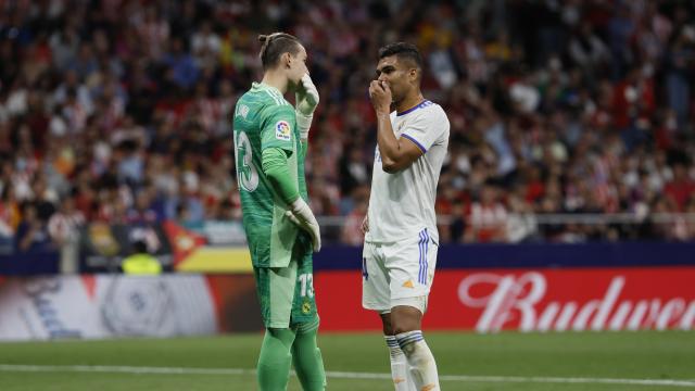 Andriy Lunin y Casemiro, durante el derbi disputado en el Wanda Metropolitano