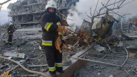 Bomberos apagando un incendio en Odesa.