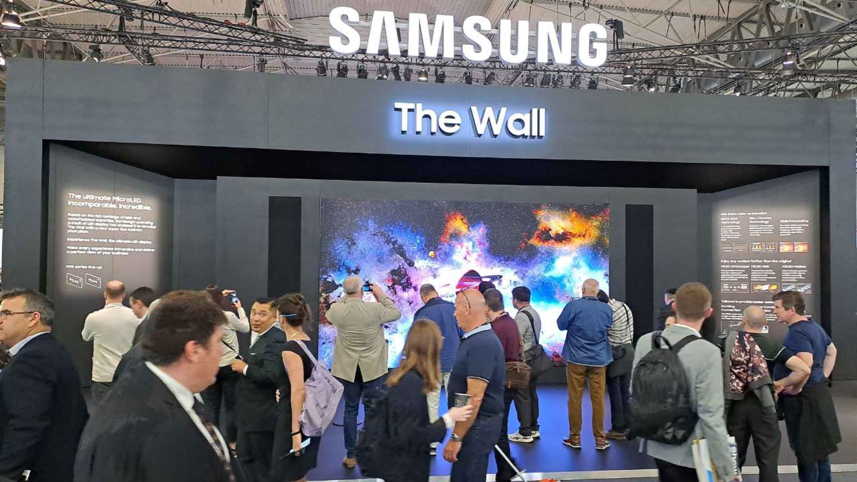 Asistentes al ISE en el stand de Samsung