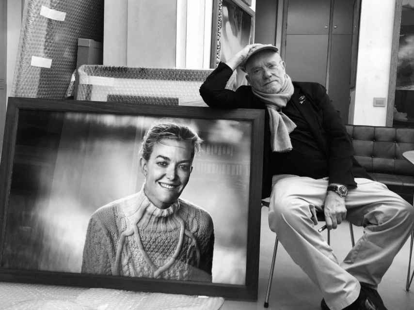 Peter Lindbergh, next to a portrait of him by Marta Ortega, in Paris in 2019. (PETER LINDBERG FOUNDATION PARIS)