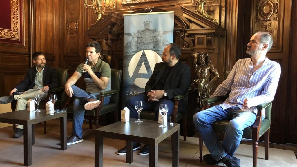 De izquierda a derecha, Javier Fernaud, coordinador de comunicación de Casa de América; Edmundo Paz Soldán, escritor; Guillermo Quijas-Corzo, director de la editorial Almadía y Juan Villoro, escritor