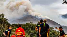 Miembros de la UME, trabajan para la extinción del fuego de Sierra Bermeja.