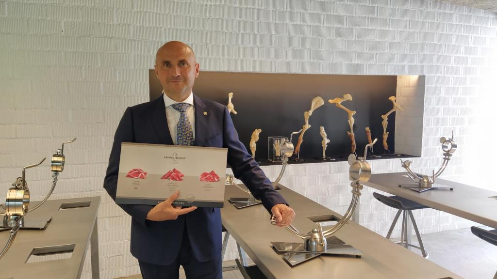 Juan Vicente Olmos, director de Monte Nevado, en la sala de corte, una de las aulas del Campus del Jamón.