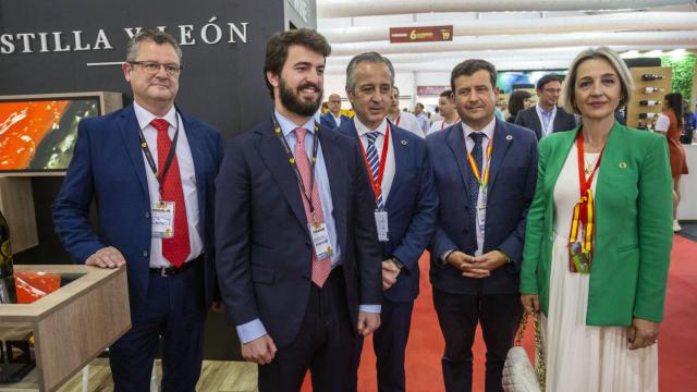 Tomás Fernández / ICAL . El vicepresidente de la Junta, Juan García-Gallardo, visita el expositor de la Junta de Castilla y León en la Feria Nacional del Vino (Fenavin) en Ciudad Real