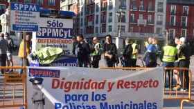 Policías locales se manifiestan frente al Ayuntamiento de Valladolid tras la polémica por los tuits