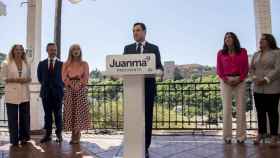 El presidente de la Junta y candidato por el PP, Juanma Moreno, presenta a los cabeza de lista de su candidatura.