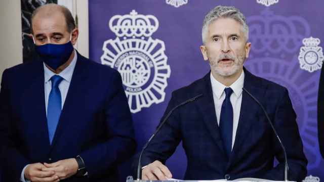 El ministro del Interior, Fernando Grande-Marlaska (d), y el director de la Policía.