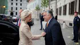 Ursula von der Leyen saluda a Viktor Orbán durante su visita a Budapest del pasado lunes