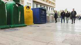 Imagen de varios contenedores de basura en Málaga.