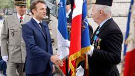 El presidente francés, Emmanuel Macron, saluda a un veterano durante la conmemoración de la victoria contra los nazis.