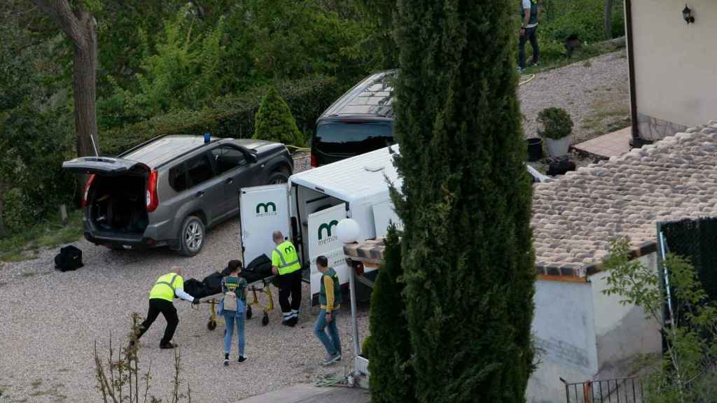 La Guardia Civil custodiando los cuerpos de Manuel y Martina este lunes en Brihuega.
